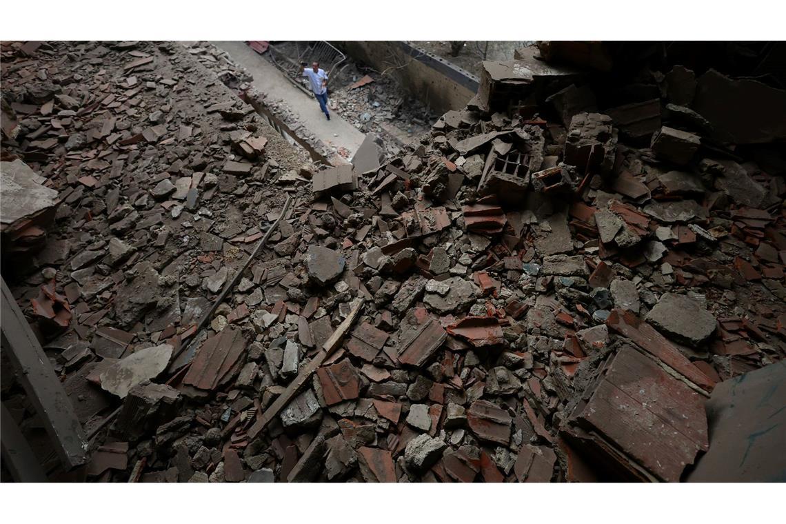 Ein Mann schaut sich die Schäden an einem Apartmentgebäude an, das bei der Bombardierung durch die Vereinigten Staaten in Venezuela zerstört wurde. US-Streitkräfte haben am Samstag Venezuela angegriffen und Staatschef Maduro gefangengenommen.