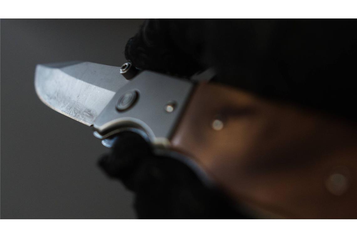 Mädchen mit Messer bedroht – Festnahme Ein Mann soll eine Zwölfjährige mit einem Messer bedroht haben (Symbolbild).
