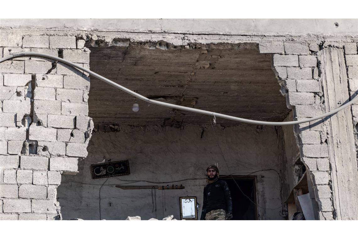 UN: Tausende im Nordwesten Syriens vor Gefechten geflüchtet Ein Mann steht nach einem Luftangriff auf die Stadt Atarib in der Umgebung von Aleppo in einem zerstörten Gebäude. (Archivbild)