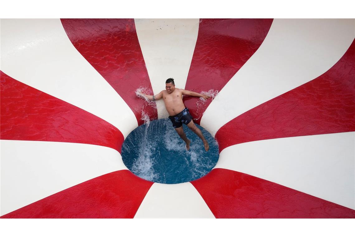Ein Mann stürzt eine Wasserrutsche in einem öffentlichen Schwimmbad im Stadtteil Puente Piedra außerhalb von Lima hinunter.