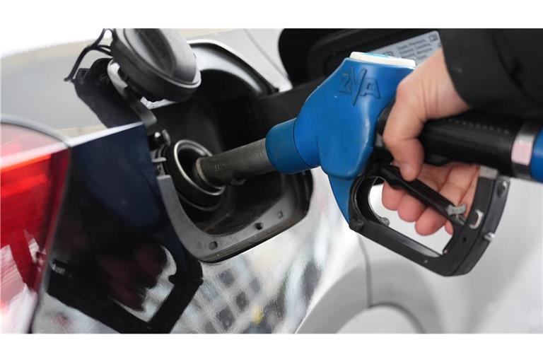 Ein Mann tankt an einer Tankstelle ein Auto. (zu dpa: «Kritik an Spritpreis-Entlastungspaket von Bund und Ländern»)