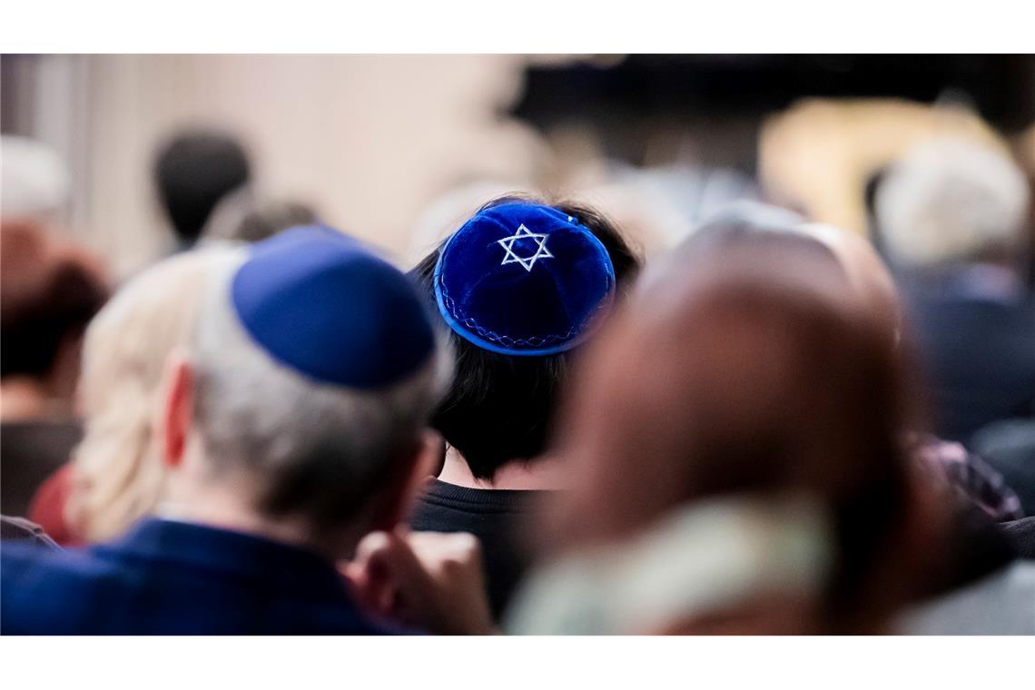 Ein Mann trägt bei einer Gedenkveranstaltung in Erinnerung an die Opfer der Novemberpogrome 1938 im Jüdischen Gemeindehaus im Berliner Ortsteil Charlottenburg eine Kippa.