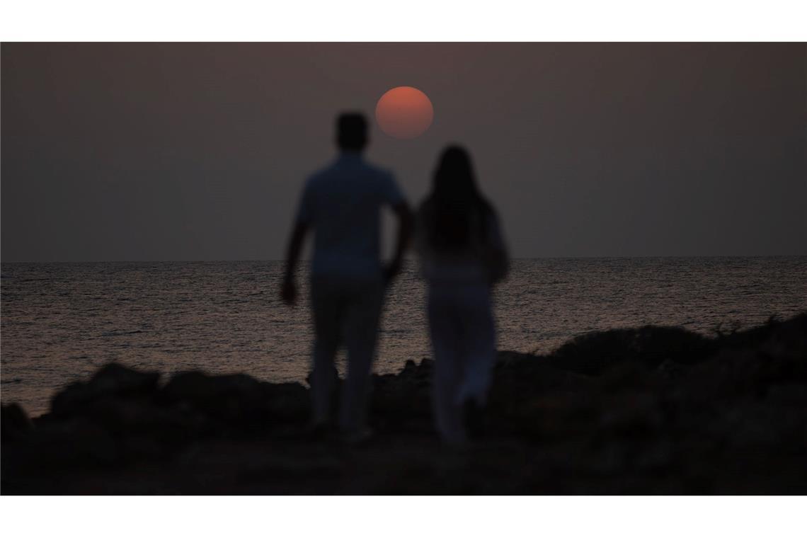 Bilder des Tages Ein Mann und eine Frau spazieren in der Nähe des Strandes Es Cargol in Santanyi auf Mallorca während des Sonnenuntergangs.