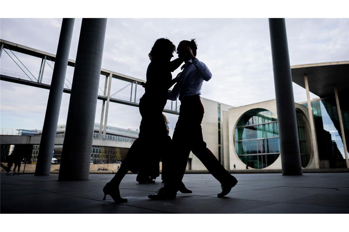 Ein Mann und eine Frau tanzen im Regierungsviertel in Berlin am Paul-Löbe-Haus des Deutschen Bundestages Tango.