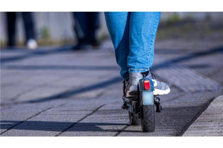 Ein Mann war mit einem E-Scooter auf der Autobahn unterwegs (Symbolbild).