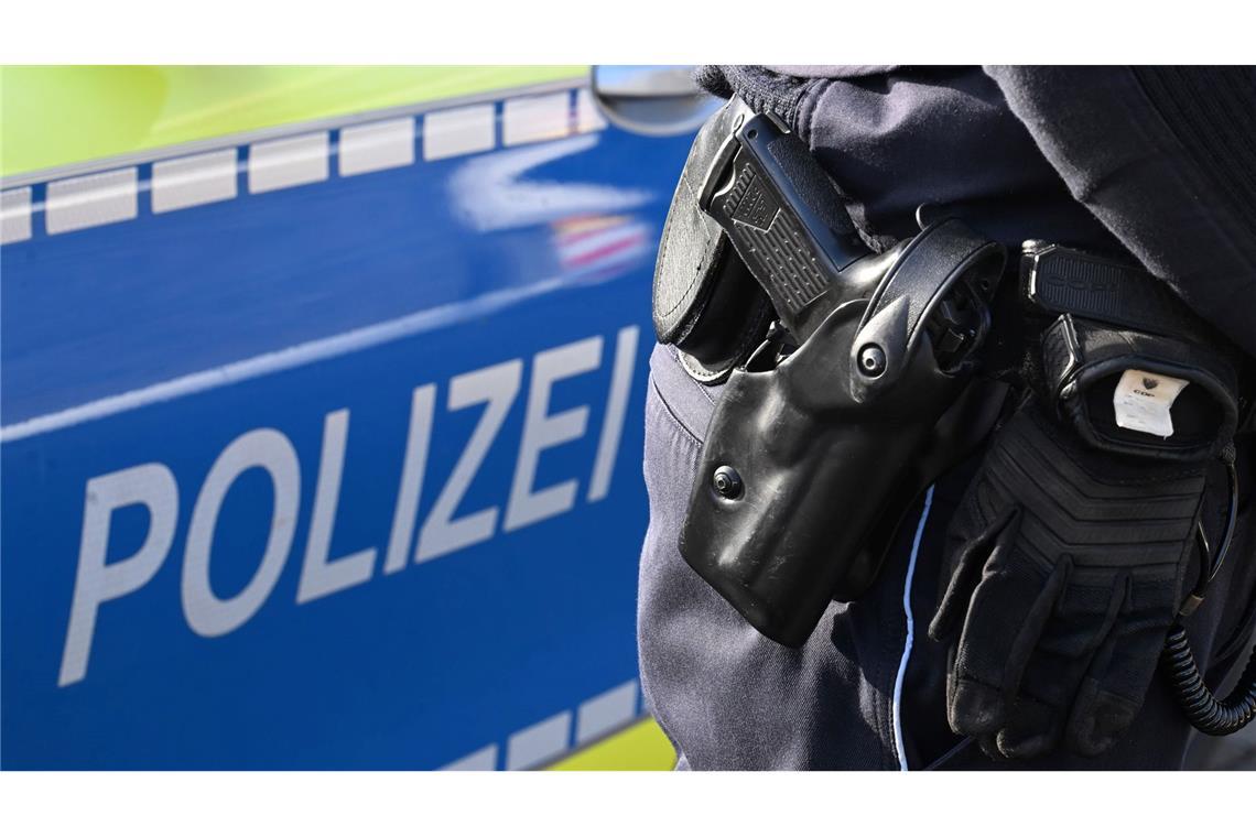 Bewaffneter Mann von Polizisten bei München angeschossen Ein Mann wurde von Beamten am Oberschenkel angeschossen. (Symbolbild)