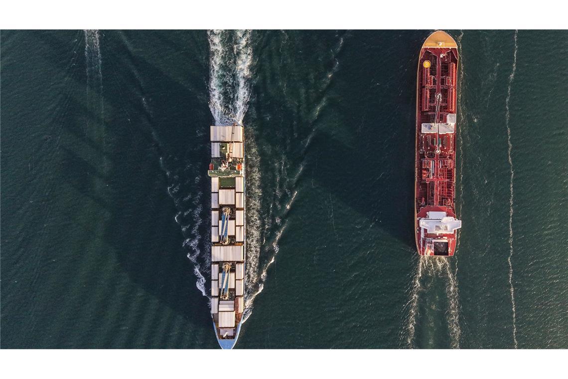 Ein Massengutfrachter und ein Frachtschiff passieren den Panamakanal.