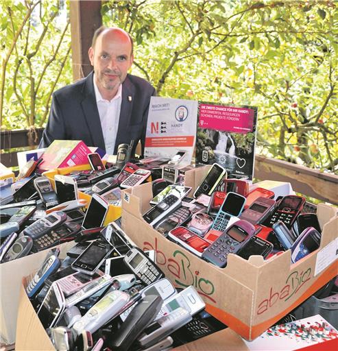 Ein Meer aus alten Handys. Mittendrin der Sammler, Gernot Gruber. Foto: privat