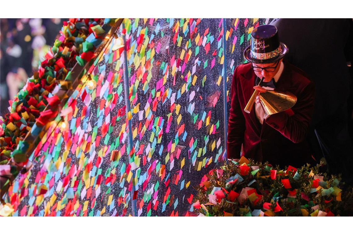 New York feiert Silvester mit Kult-Kristallkugel Ein Meer aus Konfetti auf dem Times Square.