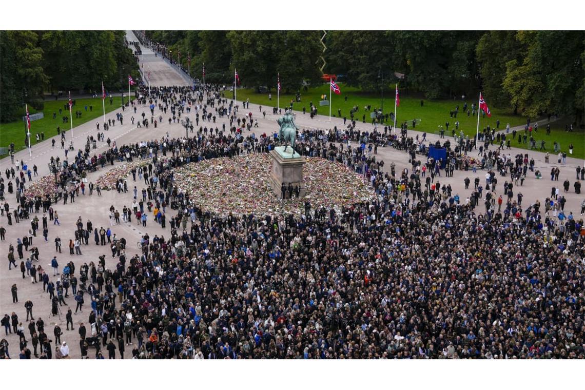Ein Meer aus Menschen und Blumen vor dem Königlichen Schloss in Oslo: Tausende Norwegerinnen und Norweger versammeln sich rund um das Reiterdenkmal, um König Harald V. die letzte Ehre zu erweisen.