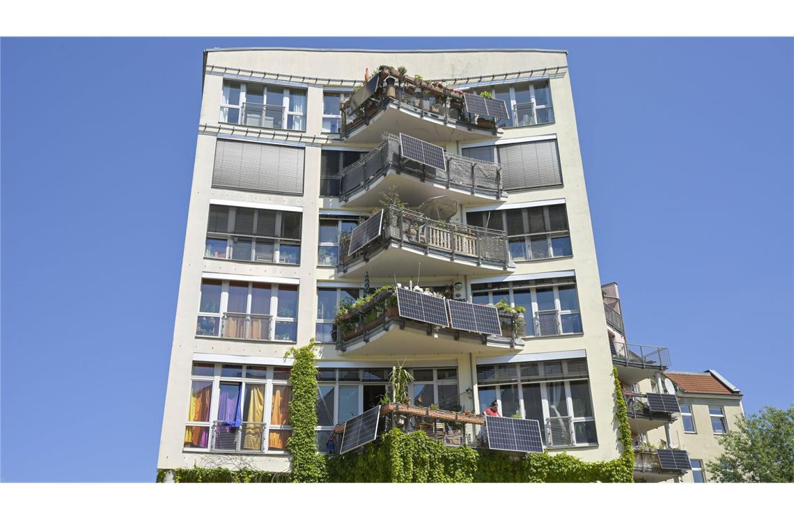 Verbietet eine neue Norm alle Balkonkraftwerke? Ein Mehrfamilienhaus in Berlin mit mehreren Balkonkraftwerken: Wie geht es mit der Energiewende im Kleinen weiter?