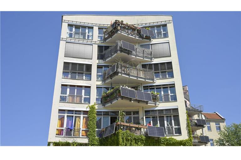Ein Mehrfamilienhaus in Berlin mit mehreren Balkonkraftwerken: Wie geht es mit der Energiewende im Kleinen weiter?