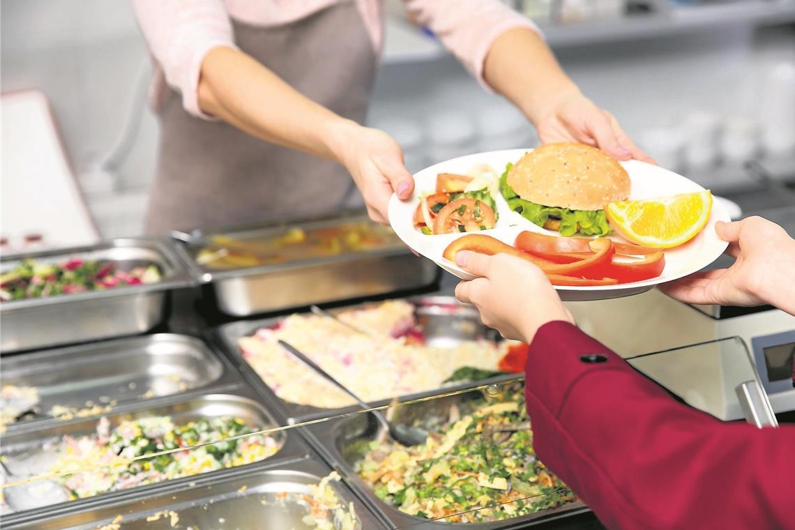 Ein Mensabetrieb, wie es ihn noch vor rund einem Jahr gab, wird wohl noch eine Weile auf sich warten lassen. Da die Stadt aber lange keine Preisanpassung beim Essen vorgenommen hat, müssen Schüler und Erwachsene, die die Kantine in der Stadthalle nutzen können, mehr bezahlen. Die Erhöhung greift ebenso in der Grundschule Fornsbach. In der Hörschbachschule soll es künftig auch einen Mittagstisch geben. Archivfoto: Fotolia/Africa Studio