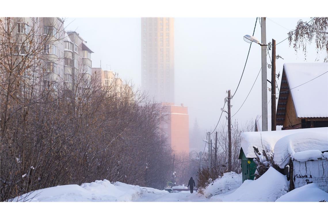 Ein Mensch geht im Winter im Bezirk Oktjabrski spazieren.