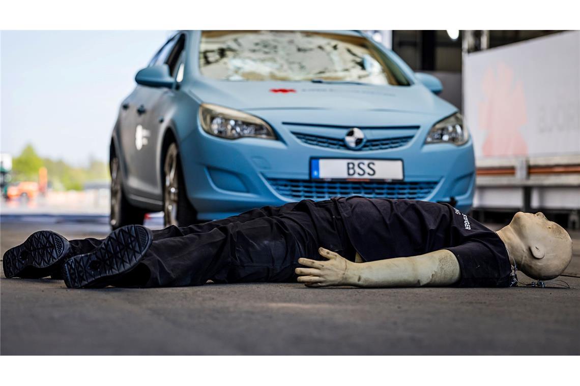 Ein Mensch hätte keine Chance gehabt: Das Crashtest-Auto hatte ihn mit 40 Stundenkilometern ungebremst erfasst.