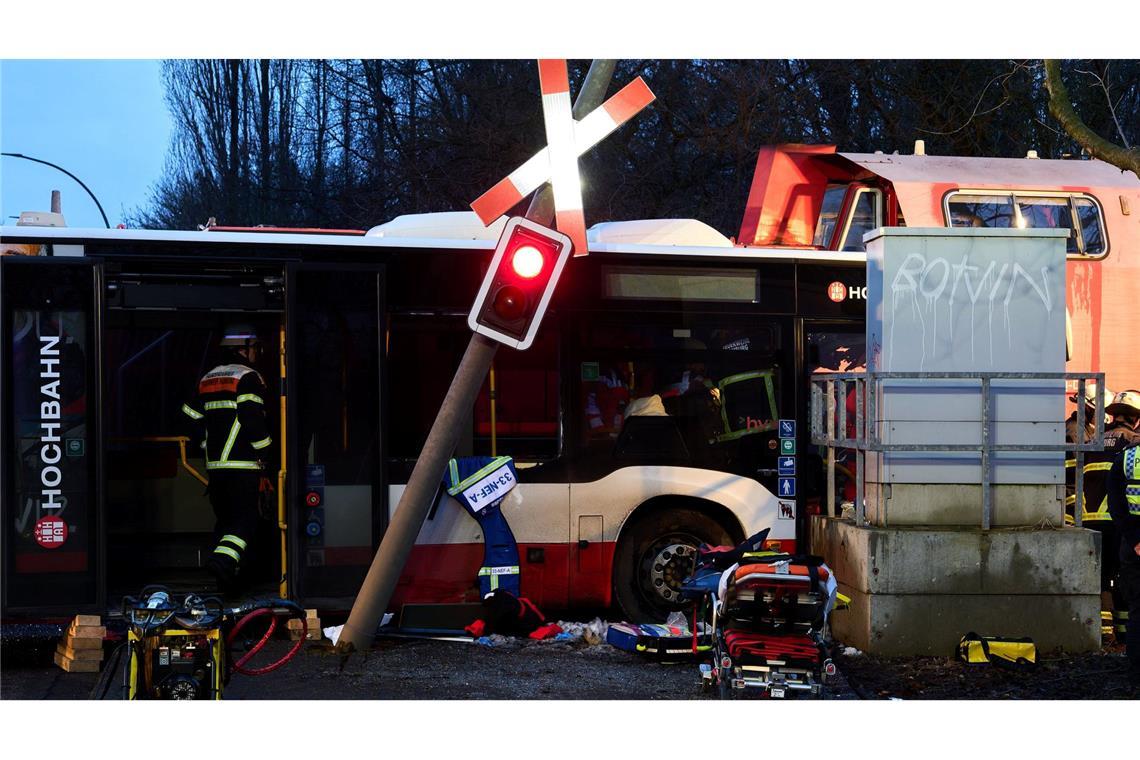 Ein Mensch stirbt bei Zusammenstoß von Linienbus und Lokomotive.