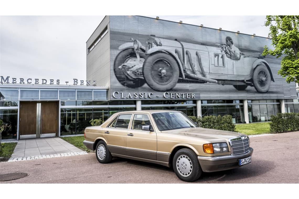 Ein Mercedes-Benz 300 SE, S-Klasse, gebaut zwischen 1979 und 1991, vor dem Classic Center in Fellbach