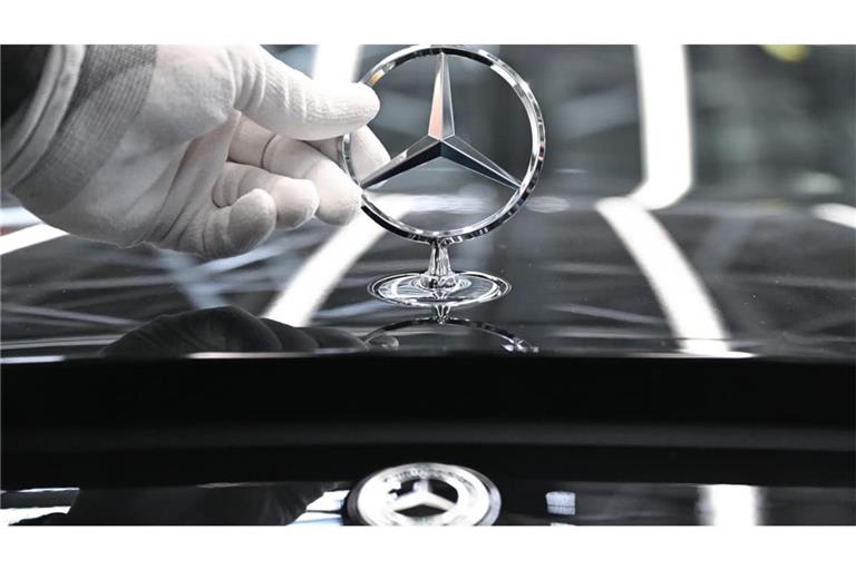 Ein Mercedes-Benz-Arbeiter montiert im Mercedes-Benz Werk Sindelfingen in der Factory 56 einen Mercedes Stern auf ein Fahrzeug der S-Klasse. Viele der Leiharbeiter sind in der Fertigung beschäftigt.