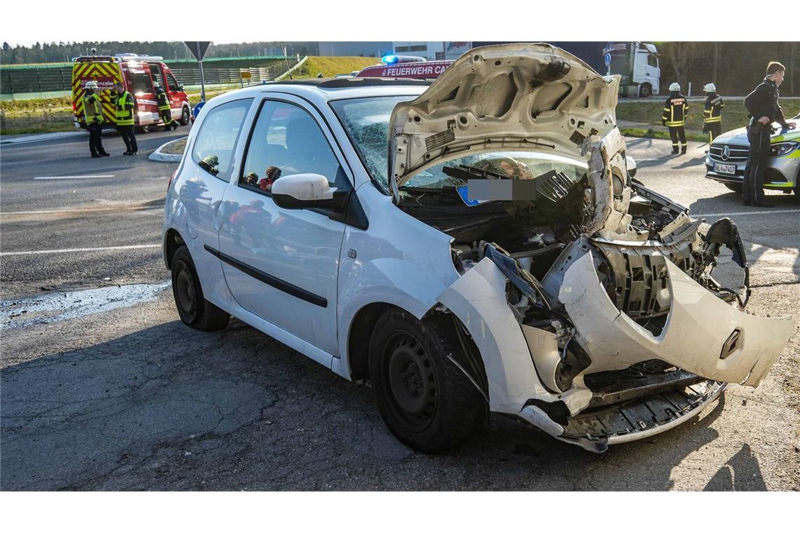 Autos kollidieren an Kreuzung – Rettungshubschrauber im Einsatz Ein Mercedes nahm laut Polizei einem Twingo im Kreuzungsbereich offenbar die Vorfahrt.