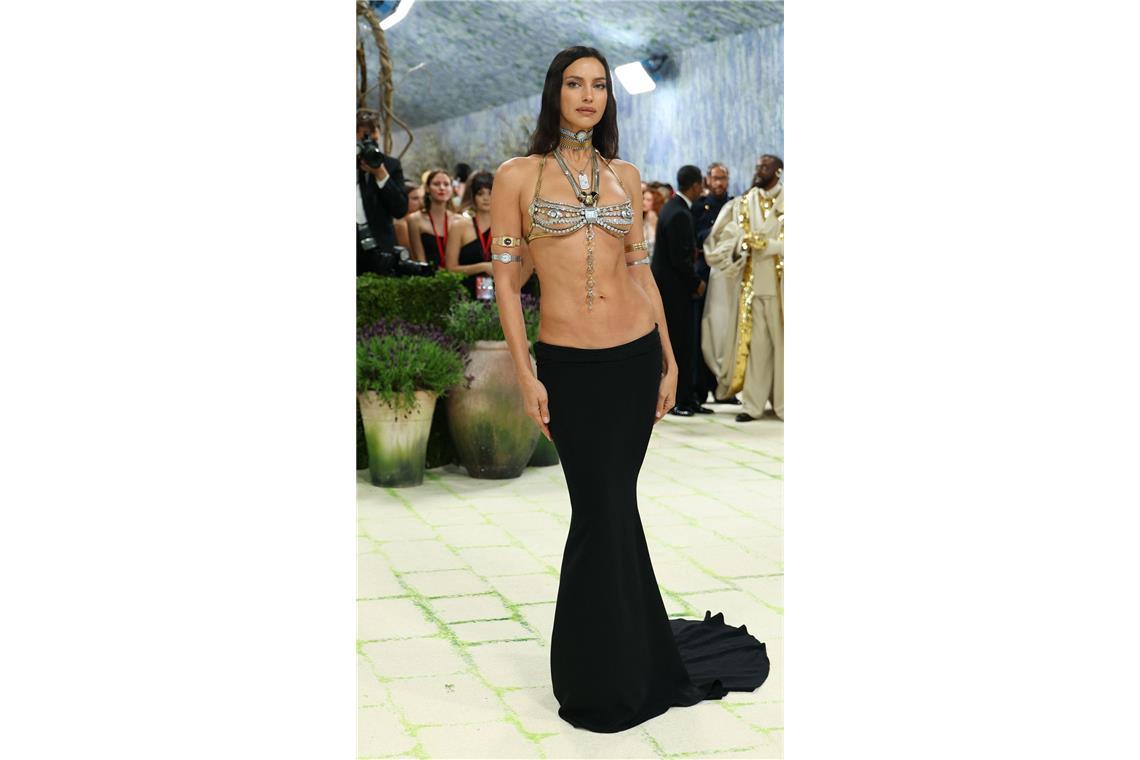 Ein Met-Gala-Kleid braucht nicht massenweiße Stoff oder meterlange Schleppen, um aufzufallen. Dass weniger mehr ist, nahm das Model Irina Shayk in Alexander Wang ganz wörtlich.