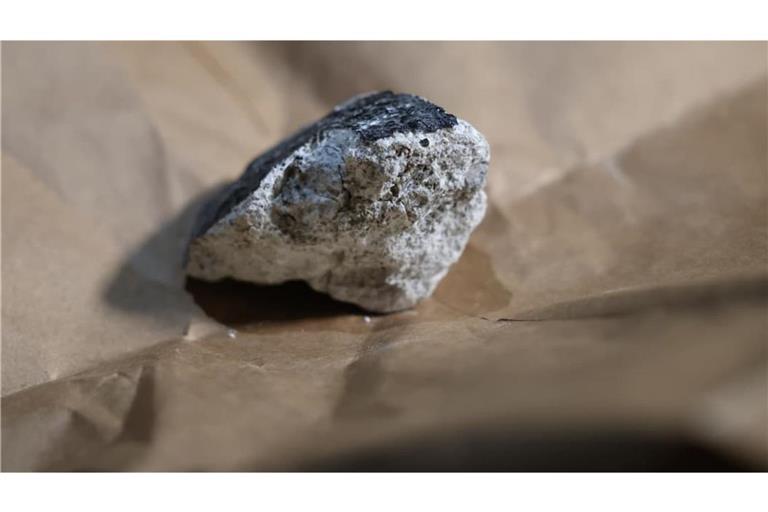 Ein Meteorit ist im Koblenzer Stadtteil Hüls in ein Hausdach eingeschlagen. Gesichtet wurde die Lichterscheinung unter anderem in Nordrhein-Westfalen, Hessen, Rheinland-Pfalz, dem Saarland und Baden-Württemberg.