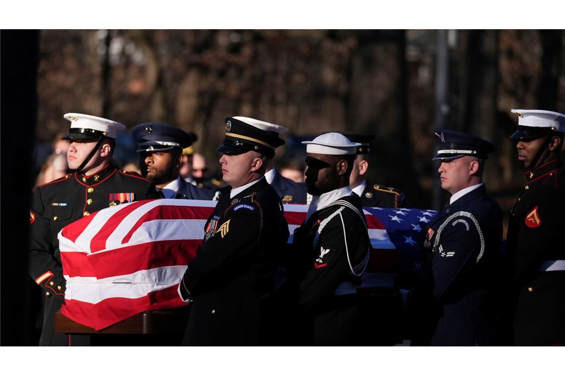 Bilder des Tages Ein militärisches Sargträgerteam trägt den Sarg des ehemaligen US-Präsidenten Jimmy Carter. Carter starb am 29. Dezember im Alter von 100 Jahren.
