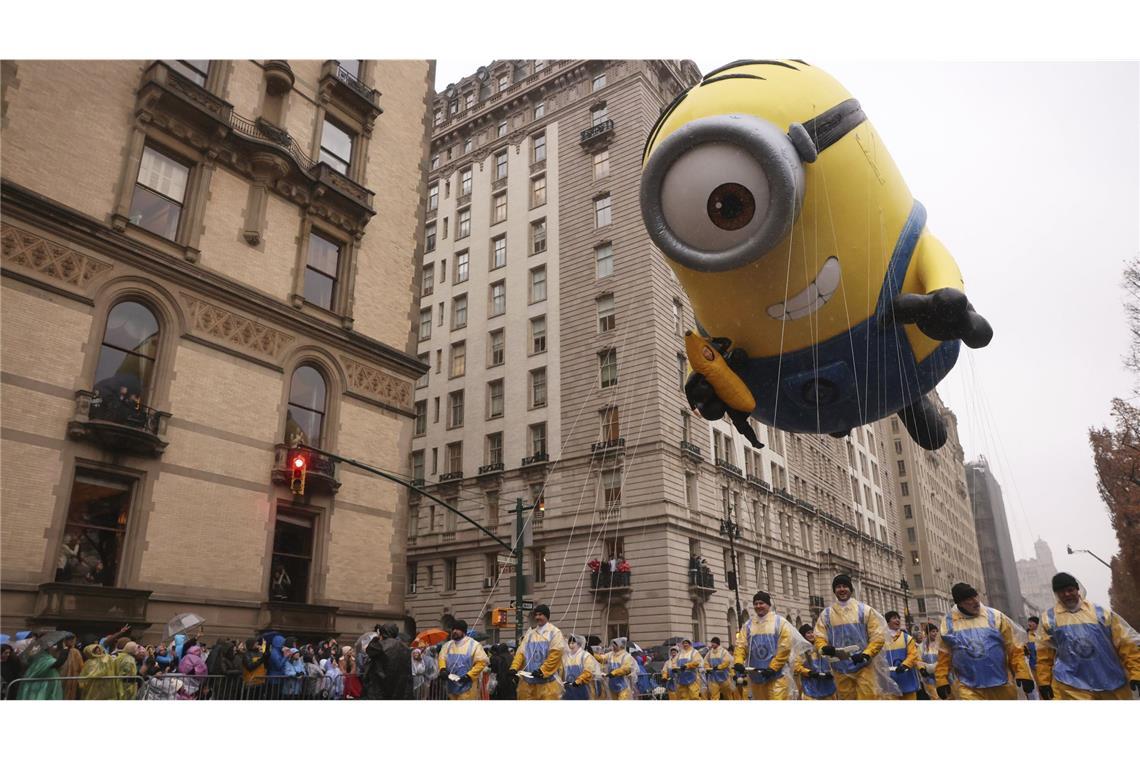 Ballons und Tanzgruppen in den Straßen New Yorks Ein Minion schwebt durch New Yorks Straßen.