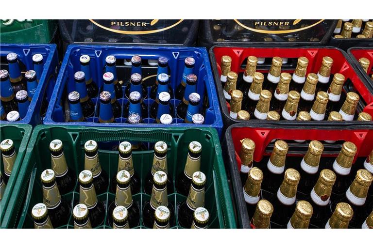 Ein mit Bierpaletten beladener Lastwagen hat auf einer Bundesstraße mehrere Hundert Bierkästen verloren. (Symbolbild)