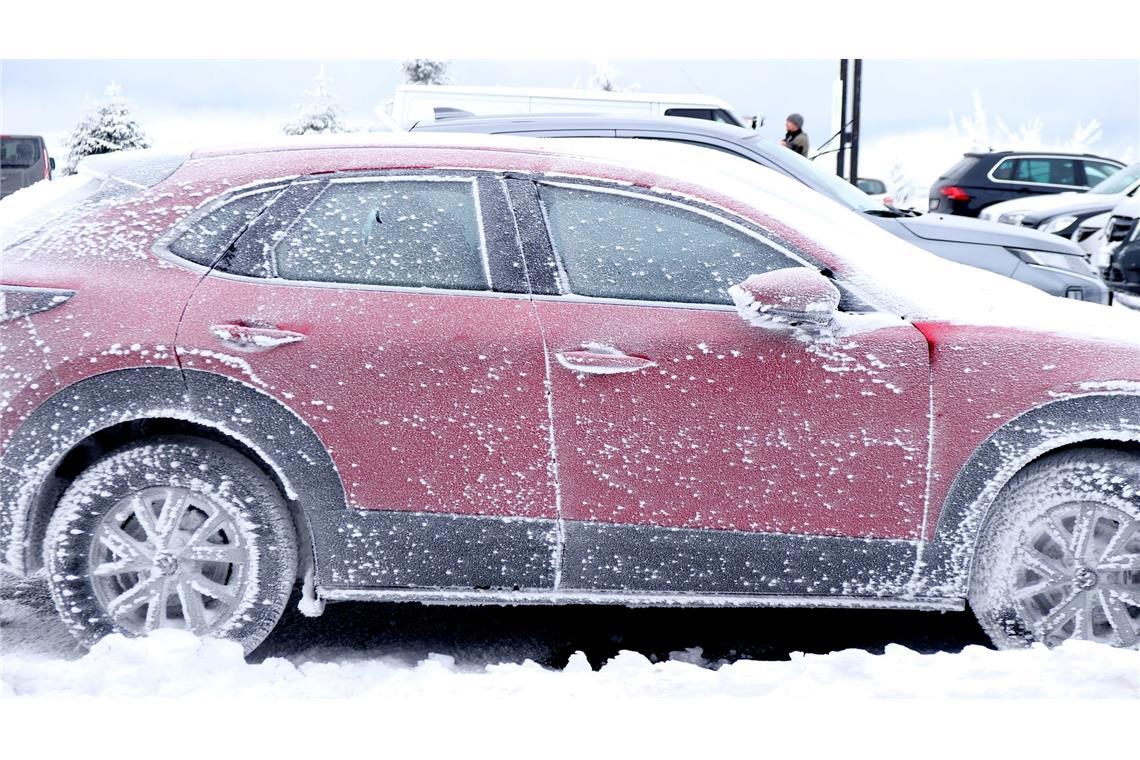 Glatteis und Schnee bringen Verkehr durcheinander Ein mit Frost überzogenes parkendes Auto auf dem Fichtelberg. Zahlreiche Urlauber haben den Schneefall am Ende der Weihnachtsferien für den Wintersport genutzt.