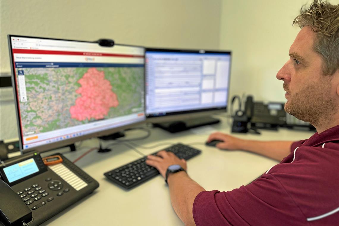 Am Warntag ertönen in Murrhardt die Sirenen Ein Mitarbeiter der Leitstelle in Waiblingen löst per Mausklick die Sirenen am Bundeswarntag aus. Foto: Landratsamt