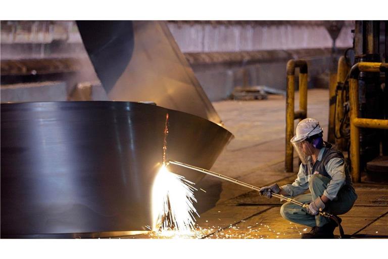 Ein Mitarbeiter der Stahlfirma Mobarakeh Steel arbeitet in einem Werk. Nach neuen Luftangriffen auf die Stahlindustrie im Iran hat ein Werk bei Isfahan seinen Betrieb eingestellt (Archivfoto).