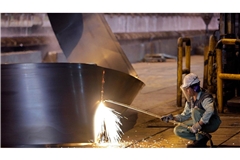 Ein Mitarbeiter der Stahlfirma Mobarakeh Steel arbeitet in einem Werk. Nach neuen Luftangriffen auf die Stahlindustrie im Iran hat ein Werk bei Isfahan seinen Betrieb eingestellt (Archivfoto).