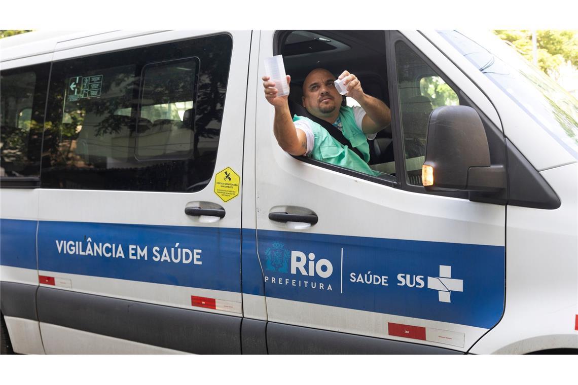 Studie: Klimawandel verschärft Ausbreitung des Denguefiebers Ein Mitarbeiter des brasilianischen Instituts Fiocruz setzt in Rio de Janeiro Gelbfiebermücken frei, die mit Wolbachia-Bakterien modifiziert wurden. (Archivbild)