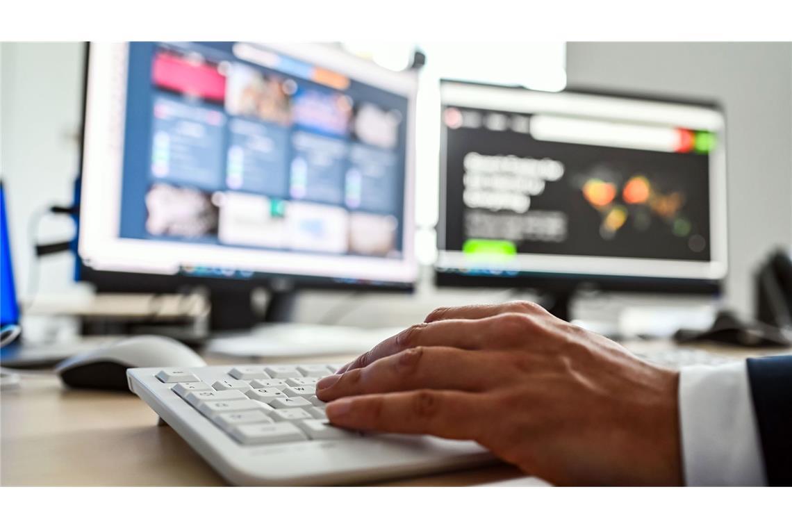 Ein Mitarbeiter des Cybercrime-Zentrums Baden-Württemberg, sitzt an seinem Arbeitsplatz. (Symbolbild)