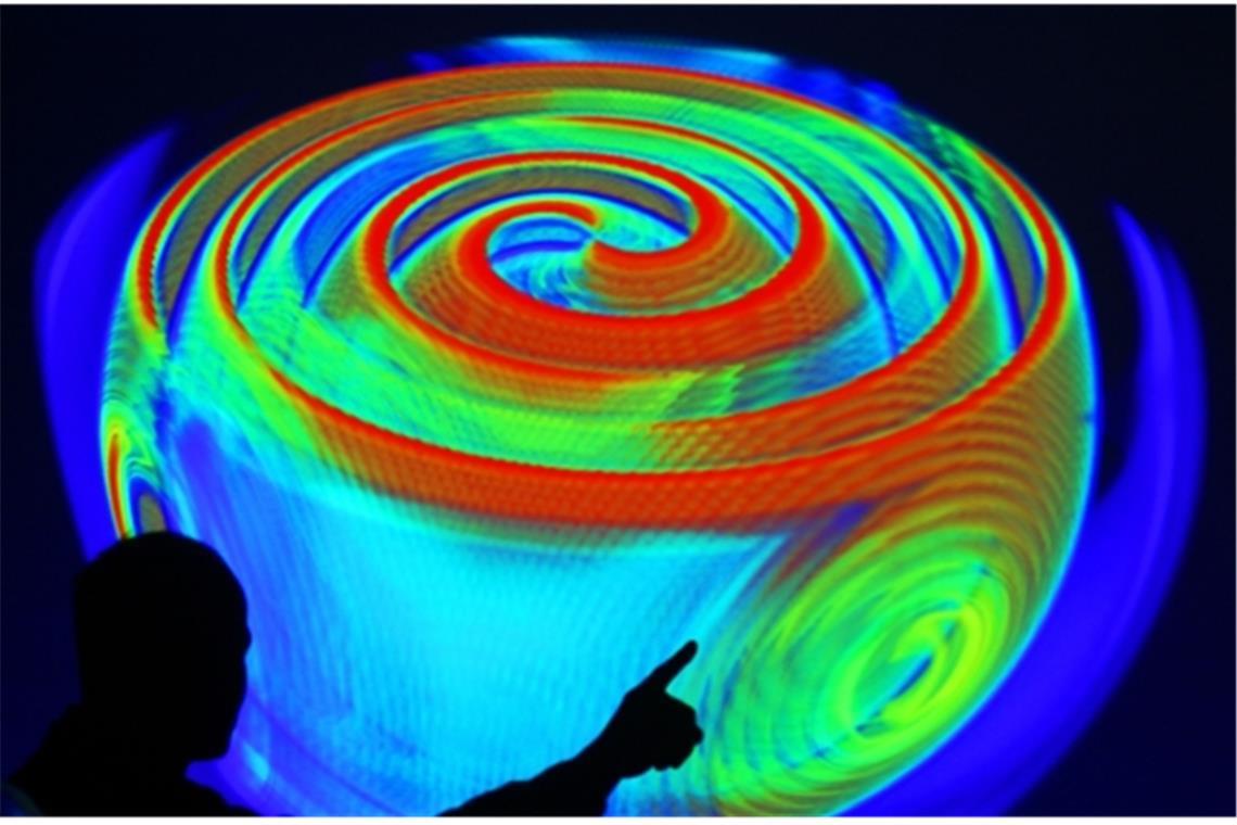 Ein Mitarbeiter des Max-Planck-Instituts für Gravitationsphysik in Potsdam erläutert anhand einer Projektion einer Computersimulation die Ausbreitung von Gravitationswellen.