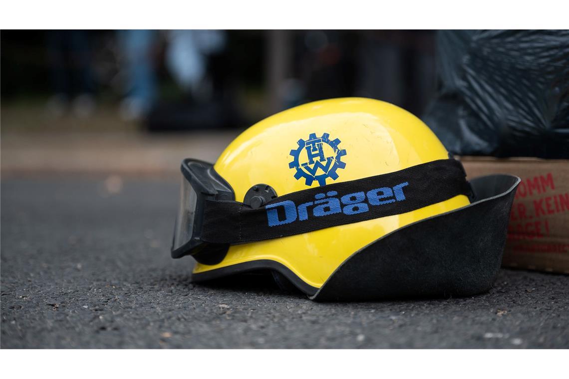 Ein Mitarbeiter des Technischen Hilfswerks hat an der Unglücksstelle in Görlitz seinen Helm abgelegt.