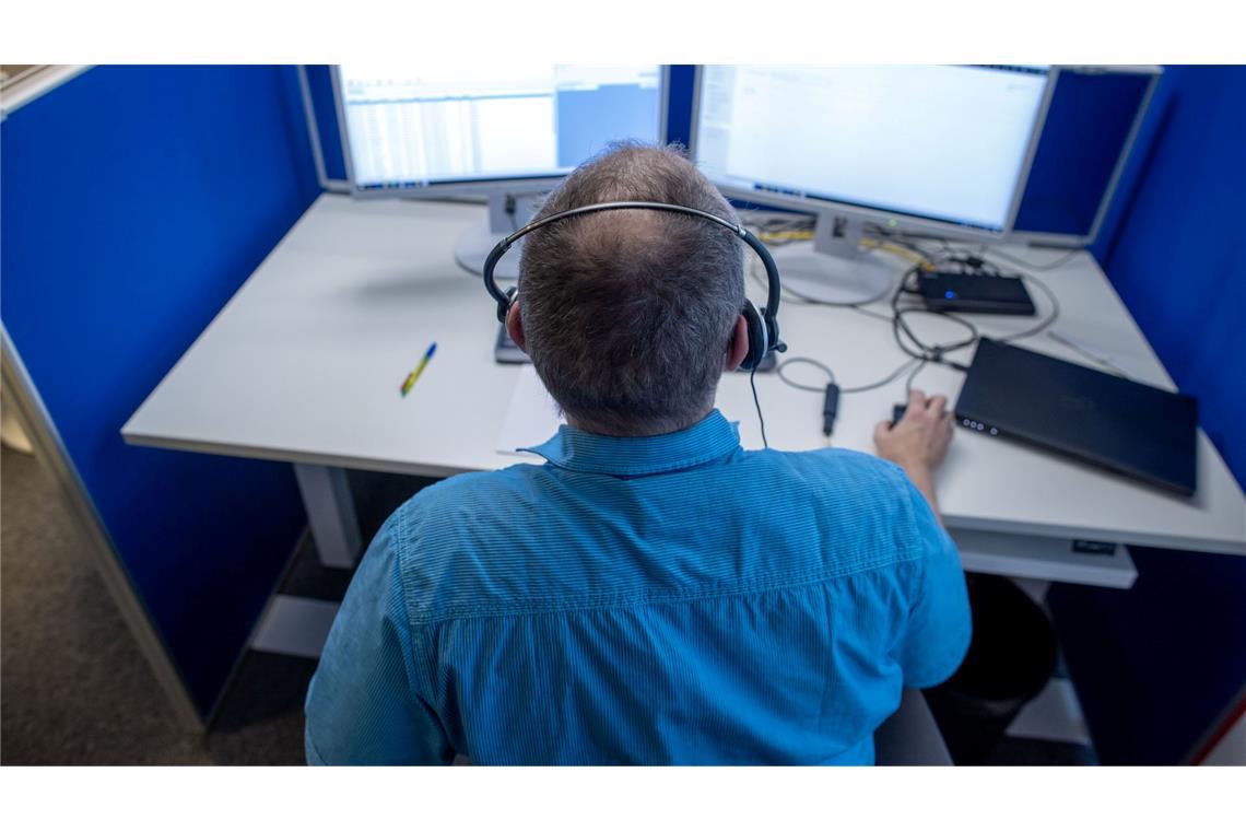 Wie Künstliche Intelligenz das Callcenter-Geschäft verändert Ein Mitarbeiter einer Telefonzentrale nimmt Anfragen entgegen. (Archivbild)