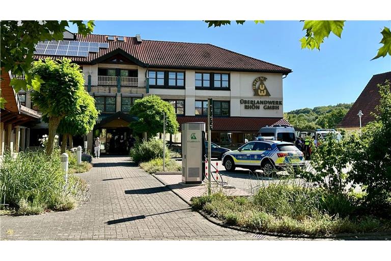 Ein Mitarbeiter griff in der Firma Kollegen an.
