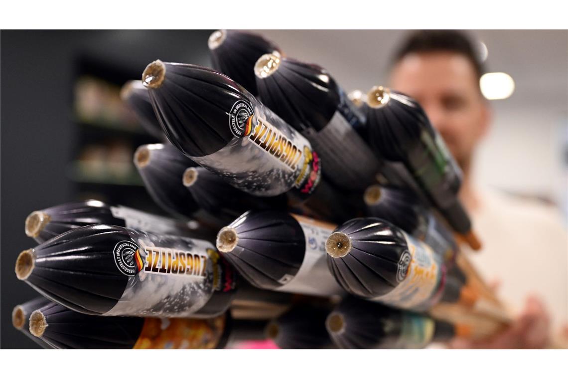Feuerwerk trotz höherer Preise "beliebt wie nie" Ein Mitarbeiter hält im Showroom der Feuerwerksfirma Weco Silvesterraketen.