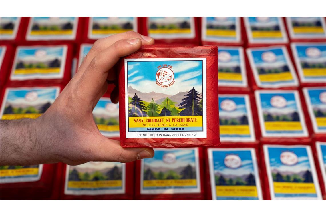 Bilder des Tages Ein Mitarbeiter hält kurz vor dem Beginn des Verkaufsstarts von Feuerwerk im Casino des BFC Preussen "Retro Funke-Chinaböller" der Größe D in der Hand.