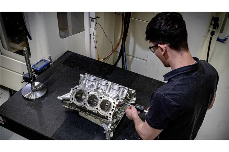 Ein Mitarbeiter im Motorenbau bei AMG
