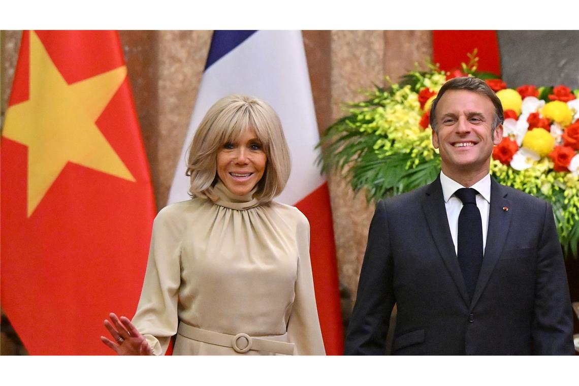 Mitreisender spricht nach Macron-Video von harmloser Szene Ein Mitreisender im Präsidentenflieger spricht von einer harmlosen Geste. (Archivbild)