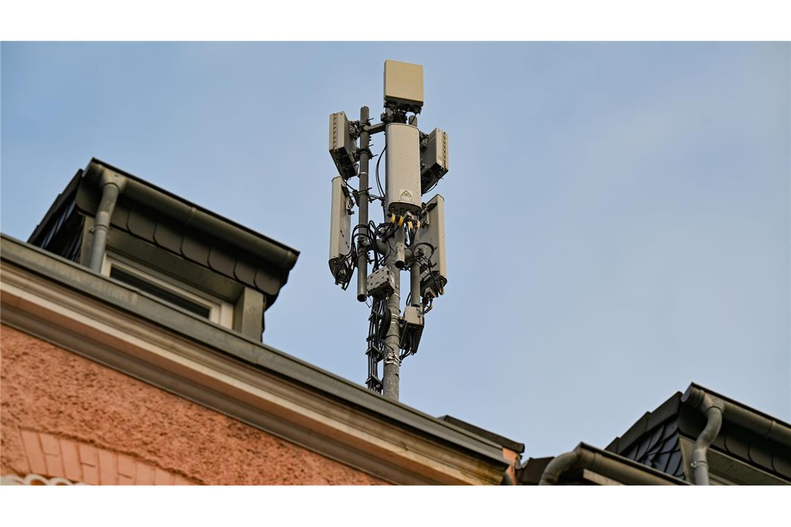 Deutschlands Handynetze werden besser Ein Mobilfunkmast mit 4G/LTE-Antennen (länglich) und 5G-Antennen (quadratisch) steht auf einem Dach eines Wohnhauses.