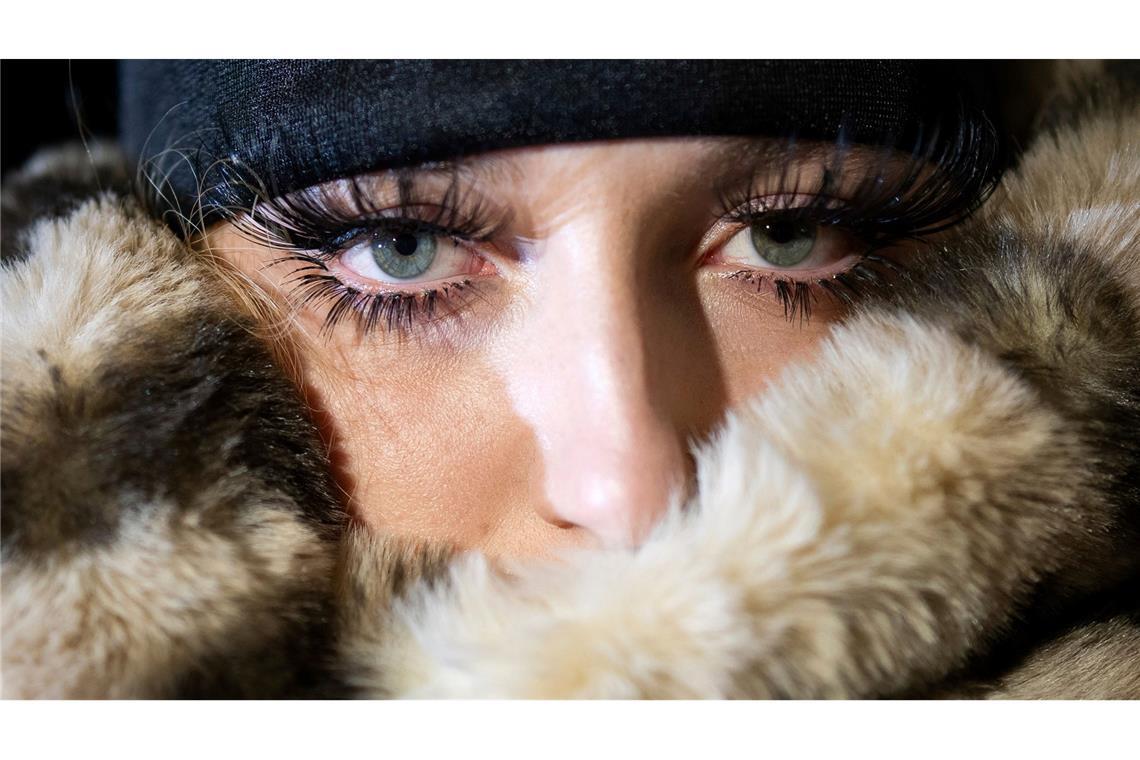 Bilder des Tages Ein Model bereitet sich hinter der Bühne auf die Präsentation der Vaquera Herbst/Winter 2025 Kollektion bei der Paris Fashion Week vor.