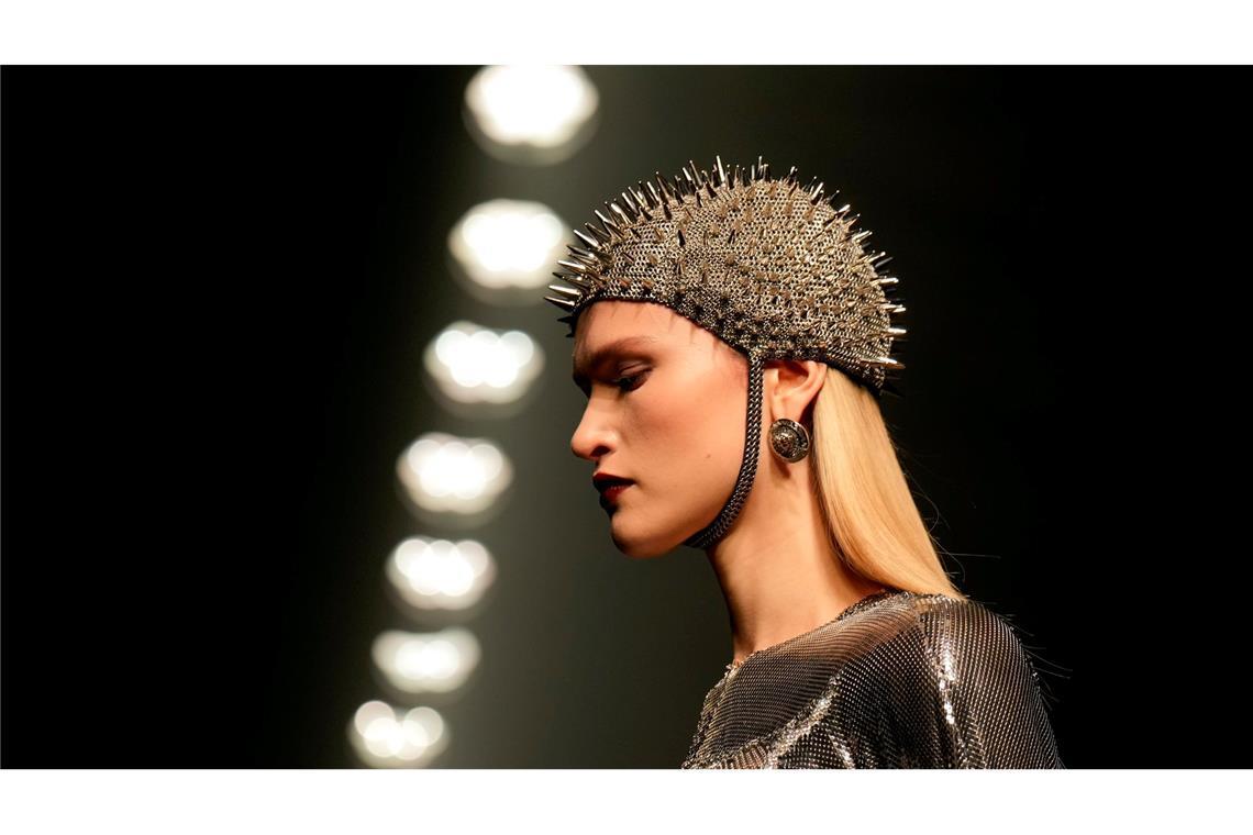 Bilder des Tages Ein Model präsentiert Mode von Versace für die Herbst/Winter Saison 2025 auf einer Modenschau der Mailänder Modewoche.