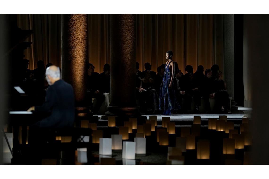 Bilder des Tages Ein Model trägt im Rahmen der Mailänder Modewoche eine Kreation von Giorgio Armani aus der Kollektion Frühjahr/Sommer 2026.