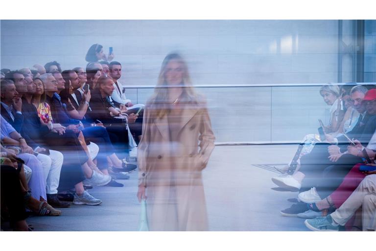 Ein Model zeigt bei der Show "A quiet Rebellion" Kreationen des Labels Marc Cain im Pei-Bau des Deutschen Historischen Museums im Rahmen der Berlin Fashion Week.