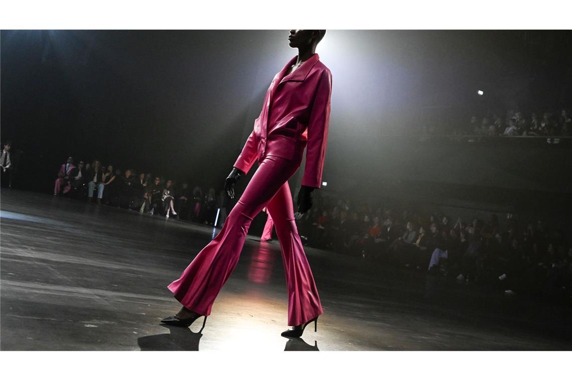 Bilder des Tages Ein Model zeigt eine Kreation des Designers Kilian Kerner zum Beginn der Berlin Fashion Week.