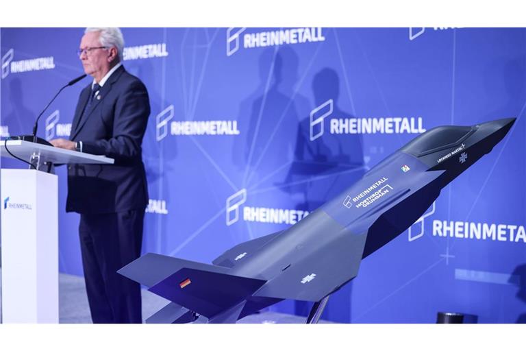 Ein Modell des F-35 auf der Bühne, auf der Konzernchef Papperger zu Mitarbeitern spricht.