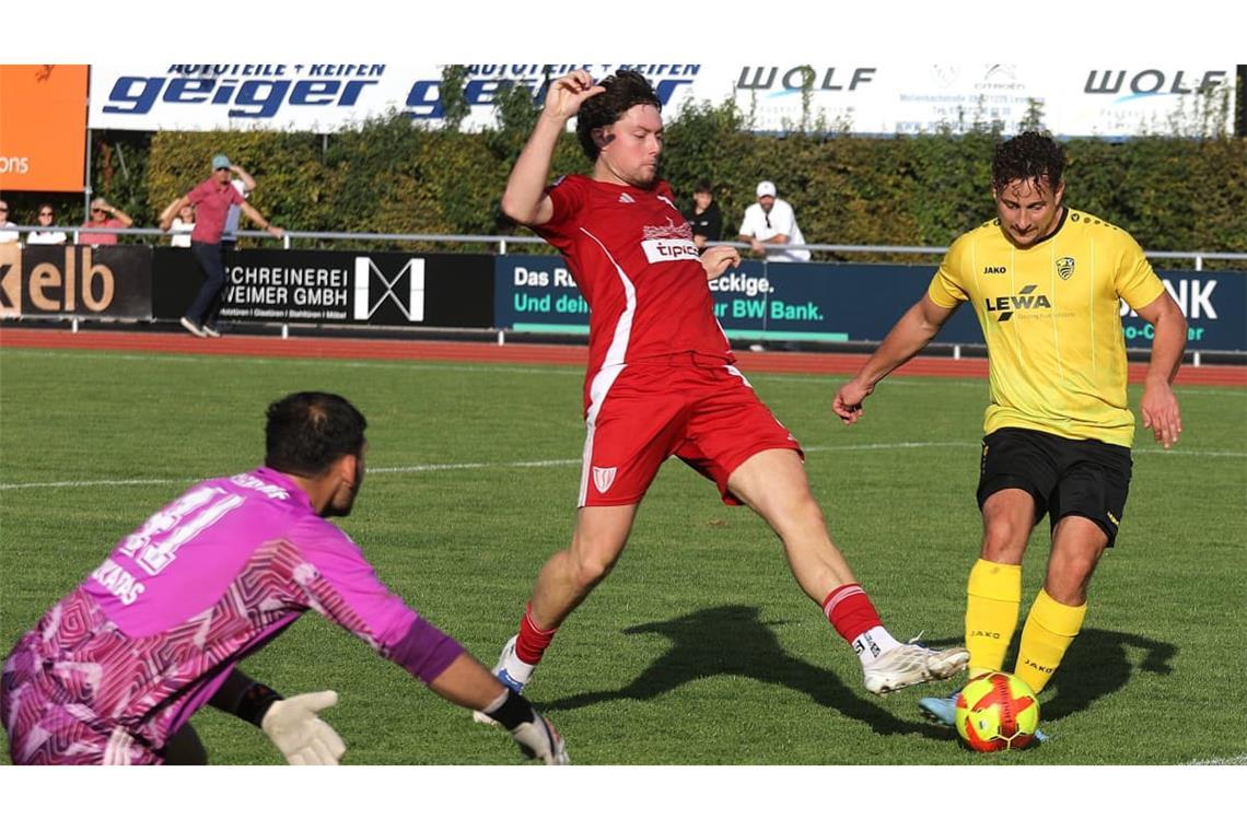 Ein Moment der Hoffnung für den SV Leonberg/Eltingen: Ennio Ohmes (re.) egalisiert den 0:2-Rückstand gegen den TSV Gaildorf, dessen Torwart Nikolaos Koukaras (li.) ist geschlagen.